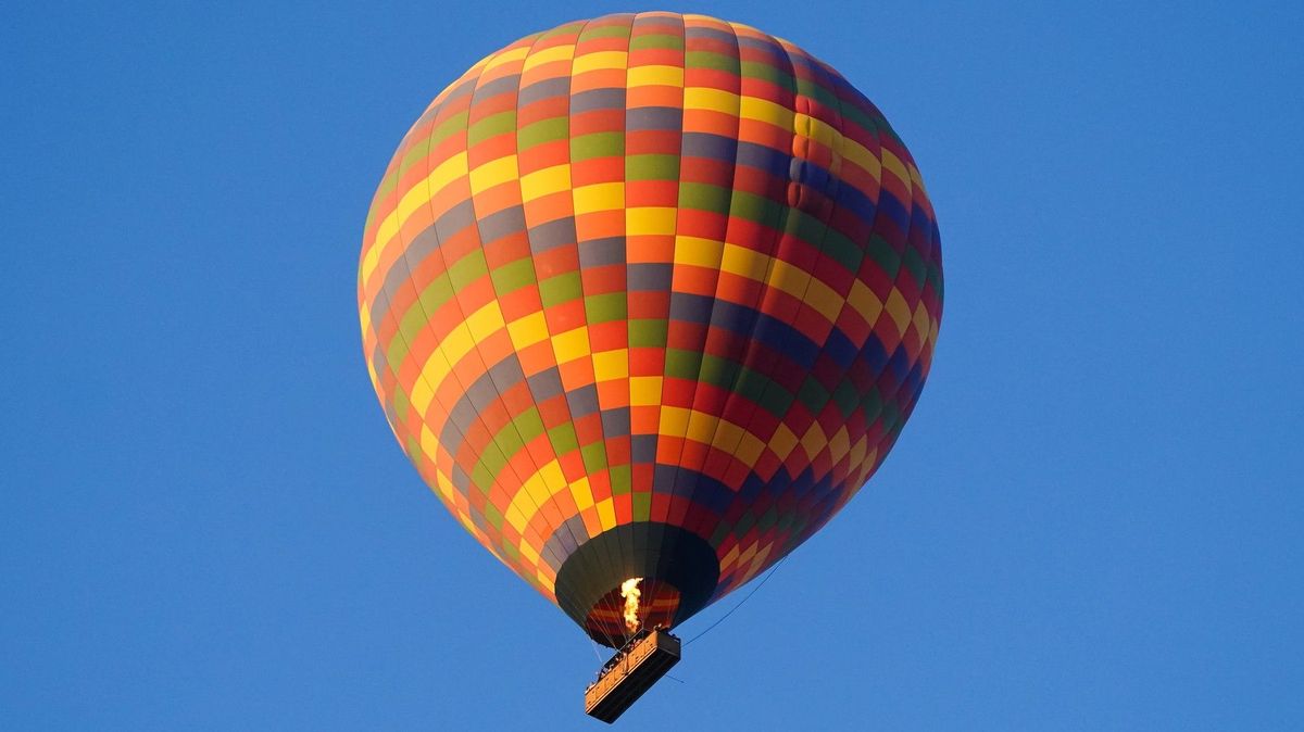 Při náhlém poryvu větru vypadlo z koše balonu v Nizozemsku pět lidí